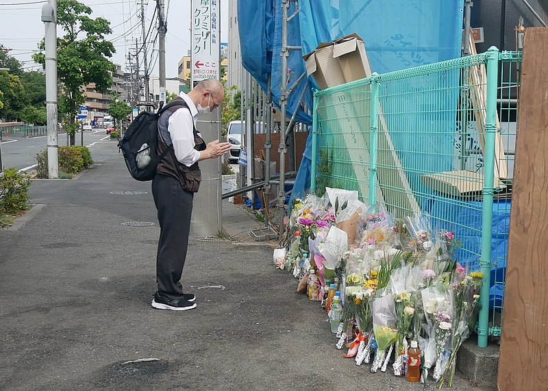 川崎殺傷事件現場、献花の様子